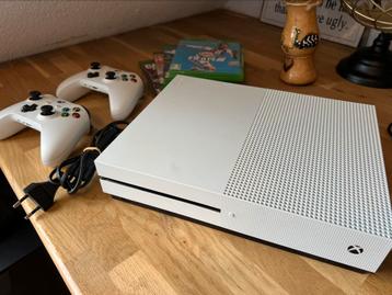 Xbox one s 1tb | 2 controllers | 4 games beschikbaar voor biedingen