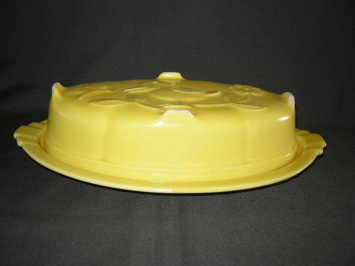 felgele puddingvorm met reliëf van een eendje, Antiek en Kunst, Antiek | Servies los, Ophalen of Verzenden