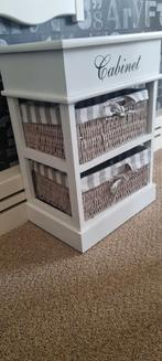 Nachtkasje - ladekasten- cabinet Met rieten mandjes, Huis en Inrichting, Woonaccessoires | Krantenbakken en Lectuurbakken, Ophalen