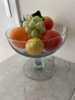 Glazen coupe op voet met ‘fruit’, Huis en Inrichting, Woonaccessoires | Schalen en Manden, Ophalen of Verzenden, Zo goed als nieuw