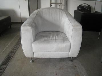 Fraaie moderne clubfauteuil beschikbaar voor biedingen