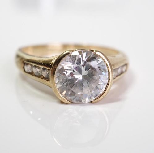 14 krt gouden ring met grote zirkonia, mooi ontwerp, Sieraden, Tassen en Uiterlijk, Ringen, Zo goed als nieuw, Dame of Heer, 17 tot 18