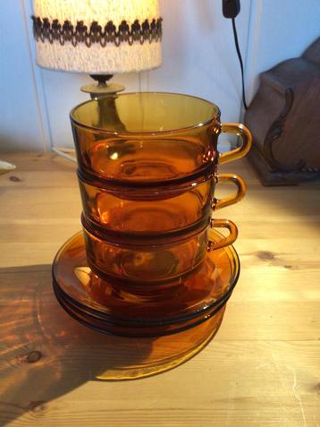3 amberkleurige soepkommen, capuccino koppen. beschikbaar voor biedingen