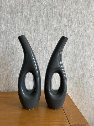 2 Moderne vazen 43cm hoog, kleur groenachtig beschikbaar voor biedingen