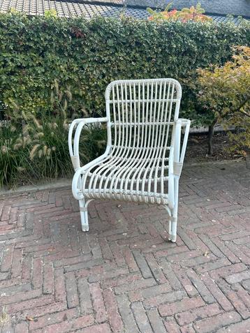 Witte rotan stoel 2* beschikbaar voor biedingen