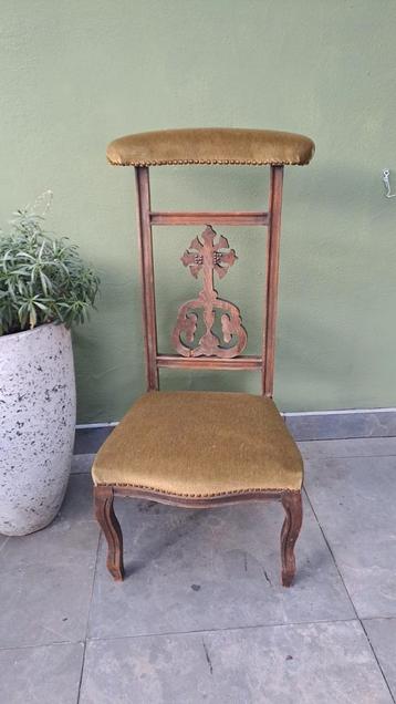 Vintage bidstoel, kerkstoel beschikbaar voor biedingen