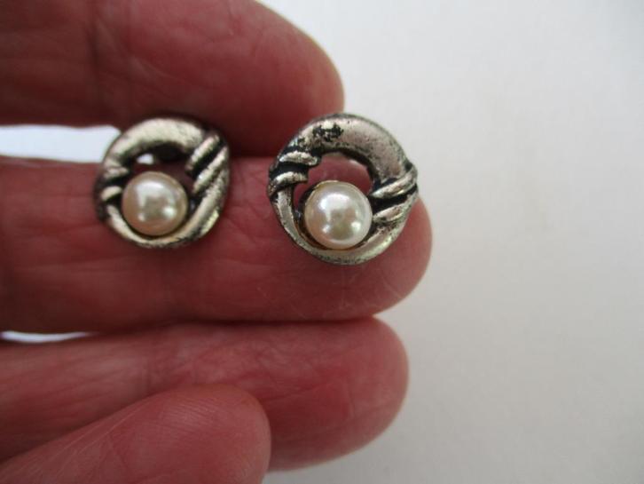 Zilverkleur ronde oorbellen fantasie model met kunst parel, Sieraden, Tassen en Uiterlijk, Oorbellen, Zo goed als nieuw, Knopjes of Stekers