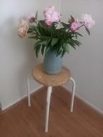 Vintage Zweedse kruk of tafeltje rond met ijzeren pootjes, 45 tot 60 cm, Minder dan 55 cm, Gebruikt, Rond