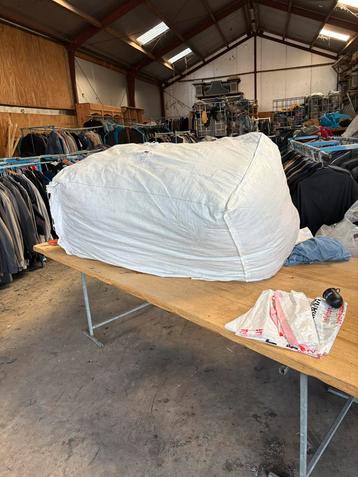 Vintage Kleding Partij - 2e Keus - Bekende Merken beschikbaar voor biedingen