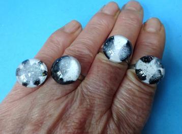 4 Zilverkleurige ringetjes zwart witte glinsters bolletjes   beschikbaar voor biedingen