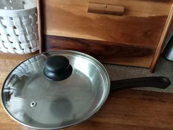 Staalpan (24cm) met deksel beschikbaar voor biedingen