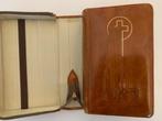 vintage missaal, 1952  in leren foudraal, Antiek en Kunst, Antiek | Religie, Ophalen of Verzenden