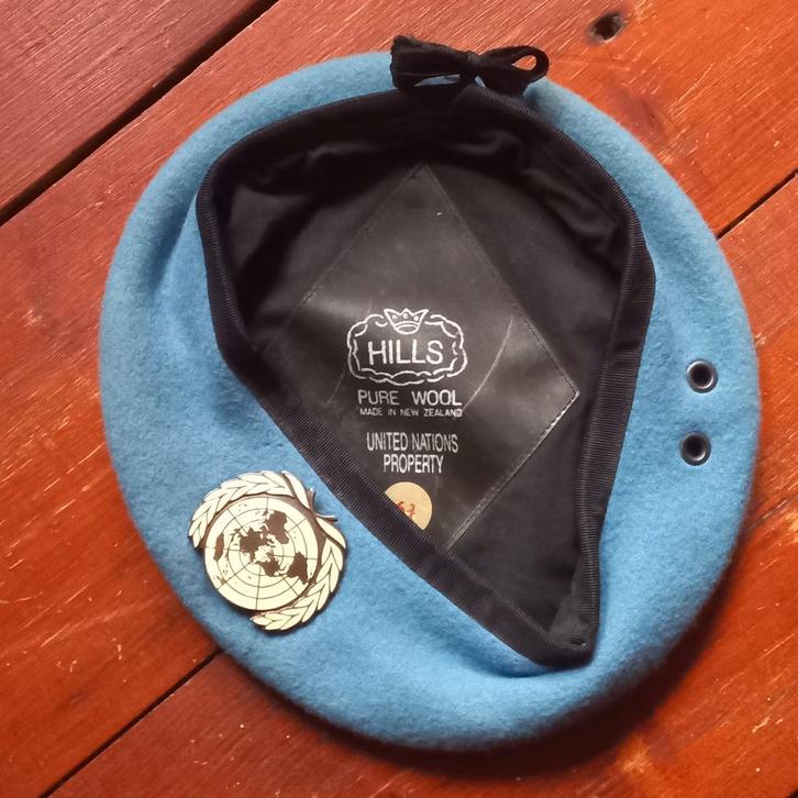 UN/UNIFIL Blauwe baret New Zealand, Verzamelen, Militaria | Algemeen, Landmacht, Helm of Baret, Nederland, Ophalen of Verzenden