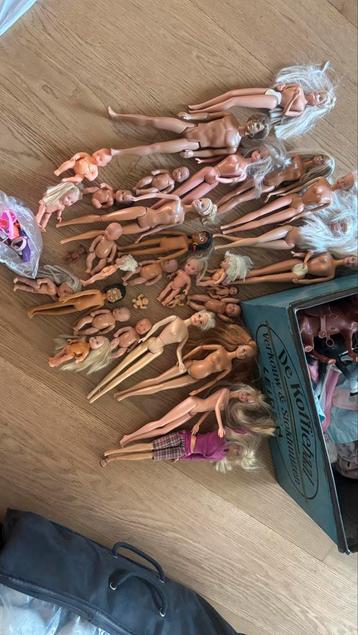 Vele barbies, poppen, kleertjes en toebehoren beschikbaar voor biedingen
