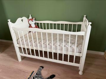 Oud ledikantje met mooie details – incl. matras en Aerosleep beschikbaar voor biedingen