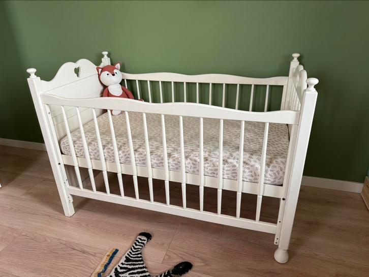 Oud ledikantje met mooie details – incl. matras en Aerosleep, Kinderen en Baby's, Babywiegjes en Ledikanten, Zo goed als nieuw
