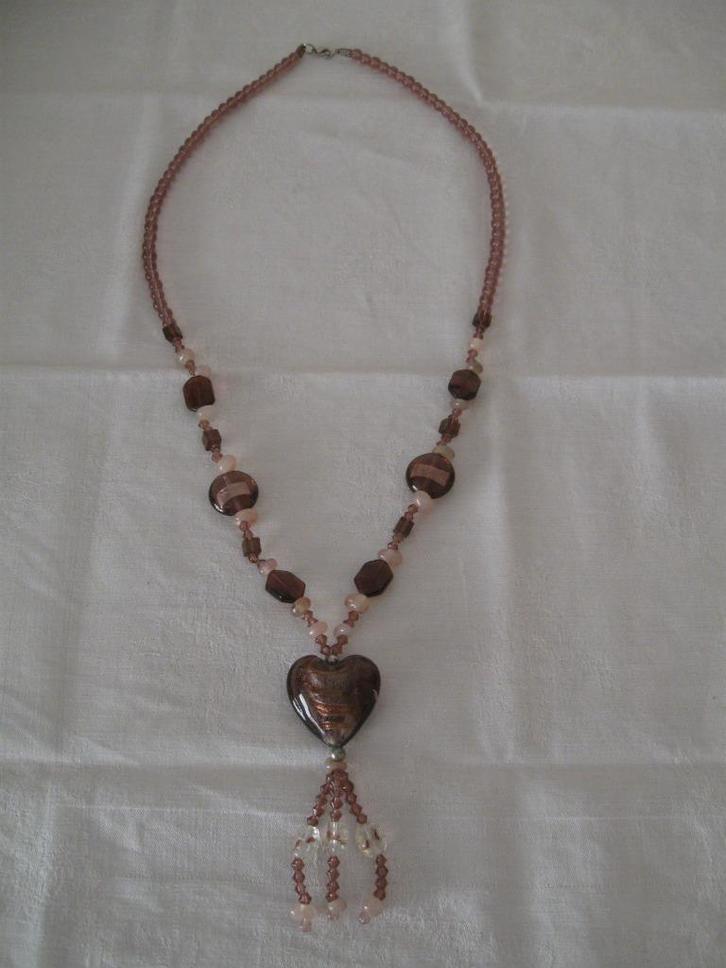 Paarsbruine ketting met hart van glaskralen goede staat, Sieraden, Tassen en Uiterlijk, Kettingen, Zo goed als nieuw, Overige materialen