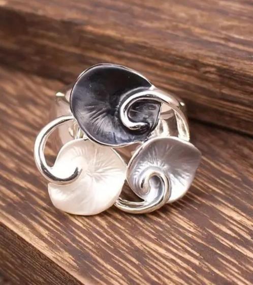 Elastische ring met zwart-wit-grijs emaille, Sieraden, Tassen en Uiterlijk, Ringen, Nieuw, Dame, 17 tot 18, Zilver, Overige materialen