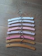 Houten kinder kledinghangers, in diverse kleuren 8 stuks, Kinderen en Baby's, Overige Kinderen en Baby's, Ophalen of Verzenden