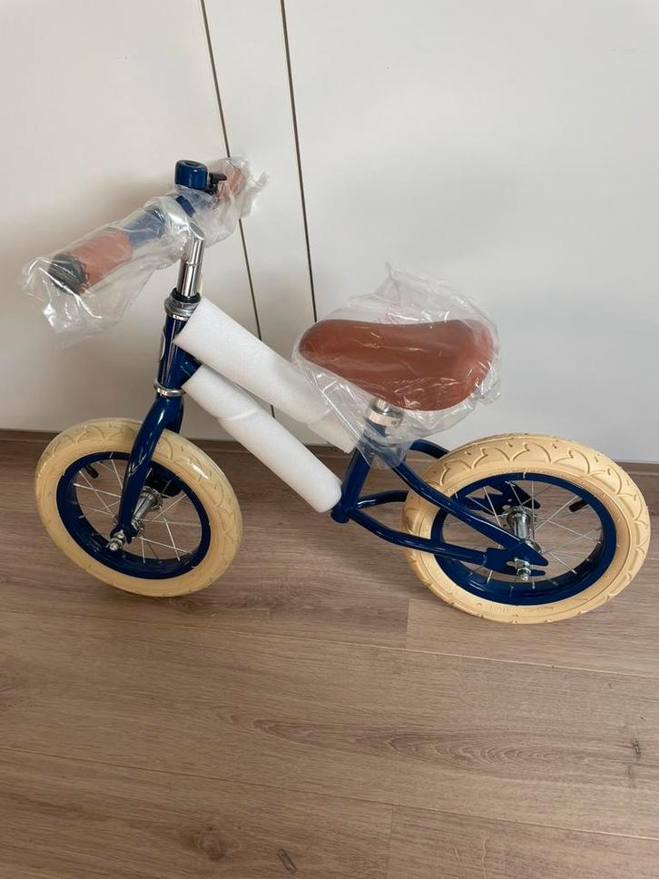 Banwood loopfiets met mandje en helm, Kinderen en Baby's, Speelgoed | Buiten | Voertuigen en Loopfietsen, Nieuw, Loopfiets, Ophalen of Verzenden