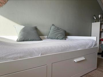 Wit leuk en handig bed Ikea uitschuifbaar met twee lades beschikbaar voor biedingen