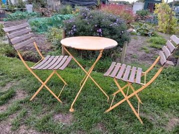 Bistroset tafeltje en twee stoelen opknapper beschikbaar voor biedingen