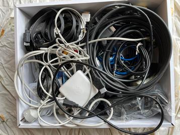 Doos met diverse adio, internet, tv en aansluitkabels beschikbaar voor biedingen