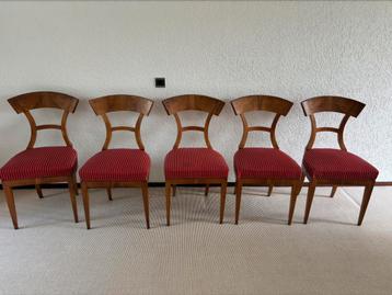 Vijf biedermeier stoelen beschikbaar voor biedingen