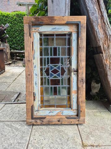 Glas-in-loodraam in frame met verlichting erachter. beschikbaar voor biedingen