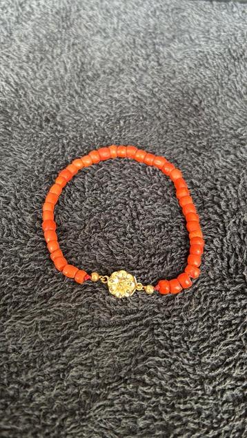 Bloedkoraal armband met gouden slot beschikbaar voor biedingen