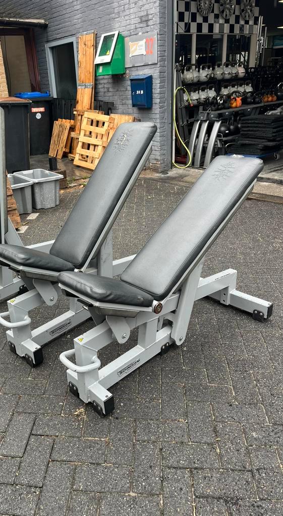 Technogym pure strength adjustable bench bank ( evt 2 x ), Sport en Fitness, Fitnessmaterialen, Gebruikt, Fitnessbank, Ophalen