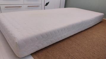 Schone pocketvering matras beschikbaar voor biedingen