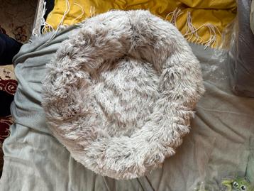 Fluffy grijze honden mand beschikbaar voor biedingen