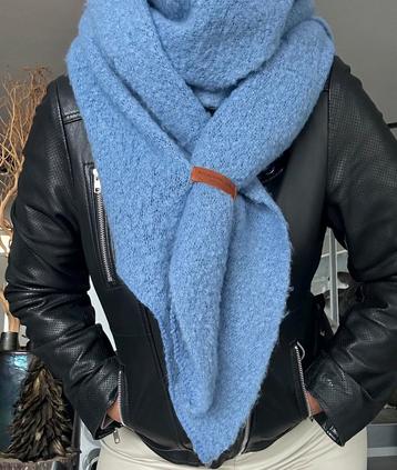 Super grote zachte sjaal met leertje ,lavendelblauw kleurtje beschikbaar voor biedingen