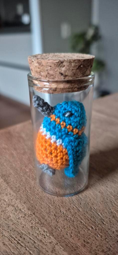 Gehaakte IJsvogel in Flesje, Verzamelen, Dierenverzamelingen, Zo goed als nieuw, Ophalen of Verzenden