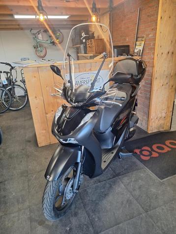 Een bijna nieuwe HONDA SH150i van 1e eigenaar. beschikbaar voor biedingen