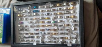 Doos met veel ringen beschikbaar voor biedingen