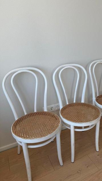 2 Witte Houten Stoelen met Rotan Zitting beschikbaar voor biedingen
