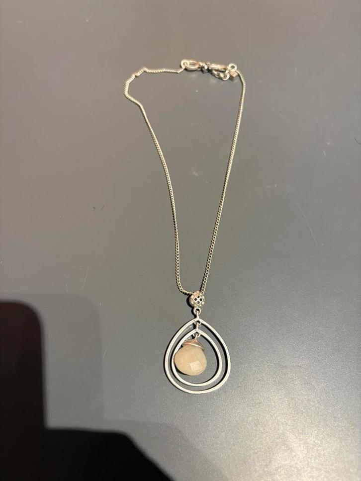 Dyrberg/Kern ketting zilverkleurige hanger steen,druppelvorm, Sieraden, Tassen en Uiterlijk, Kettingen, Zo goed als nieuw, Overige materialen