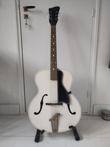 Witte Unicon archtop gitaar beschikbaar voor biedingen