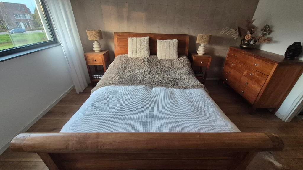 Massief teakhouten bed met nachtkastjes en ladekast, Ophalen, Zo goed als nieuw, 180 cm of meer, Lattenbodem