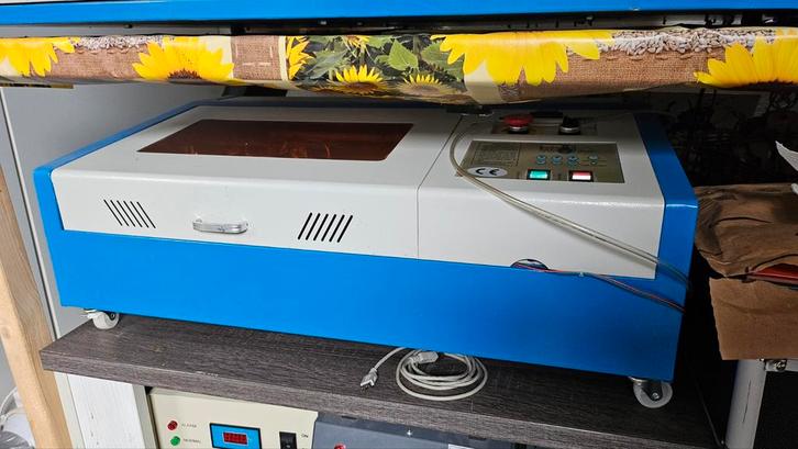 K40 Laser Snijder met CW-3000 Chiller, Doe-het-zelf en Verbouw, Gereedschap | Freesmachines, Gebruikt, Elektrisch, Overige soorten