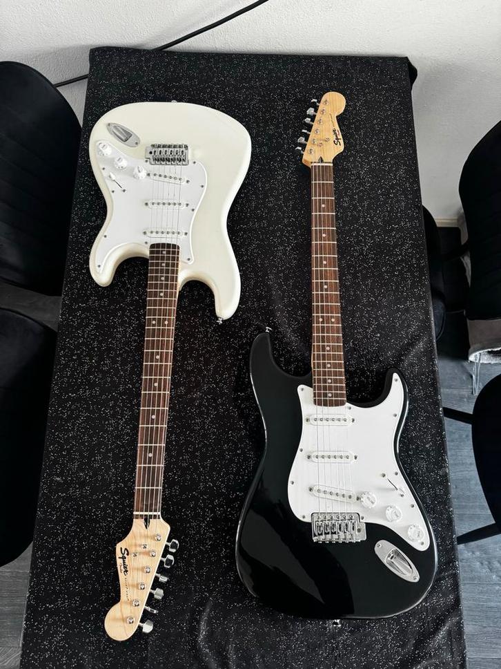 2x Fender Squier Bullet Strat gitaren - Zwart & Wit, Muziek en Instrumenten, Snaarinstrumenten | Gitaren | Elektrisch, Zo goed als nieuw
