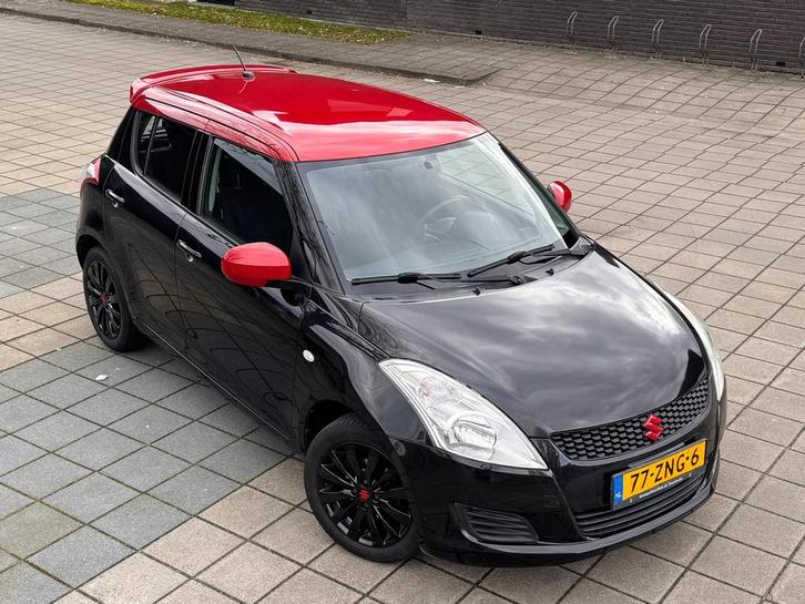 Suzuki Swift 1.2 5-D 2013 Zwart met rode details, Auto's, Suzuki, Particulier, Swift, Benzine, B, Hatchback, Handgeschakeld, Origineel Nederlands