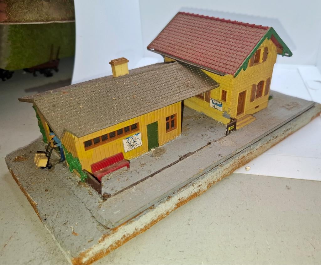 Station op houten plank in ho, Hobby en Vrije tijd, Modeltreinen | H0, Gebruikt, Gelijkstroom of Wisselstroom, Brug, Tunnel of Gebouw