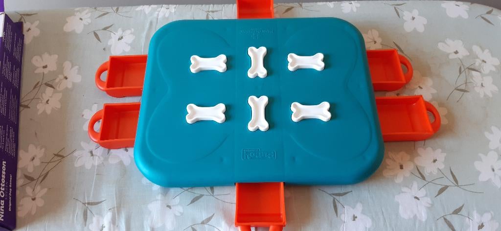 Nina Ottosson Dog Casino, Dieren en Toebehoren, Ophalen of Verzenden, Zo goed als nieuw, Intelligentiespeelgoed
