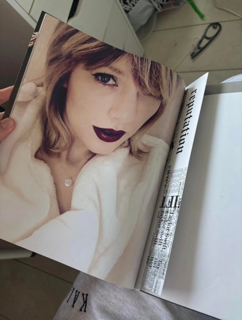 Taylor Swift Reputation Magazine Vol. 1, Ophalen of Verzenden, Zo goed als nieuw, Muziek, Film of Tv
