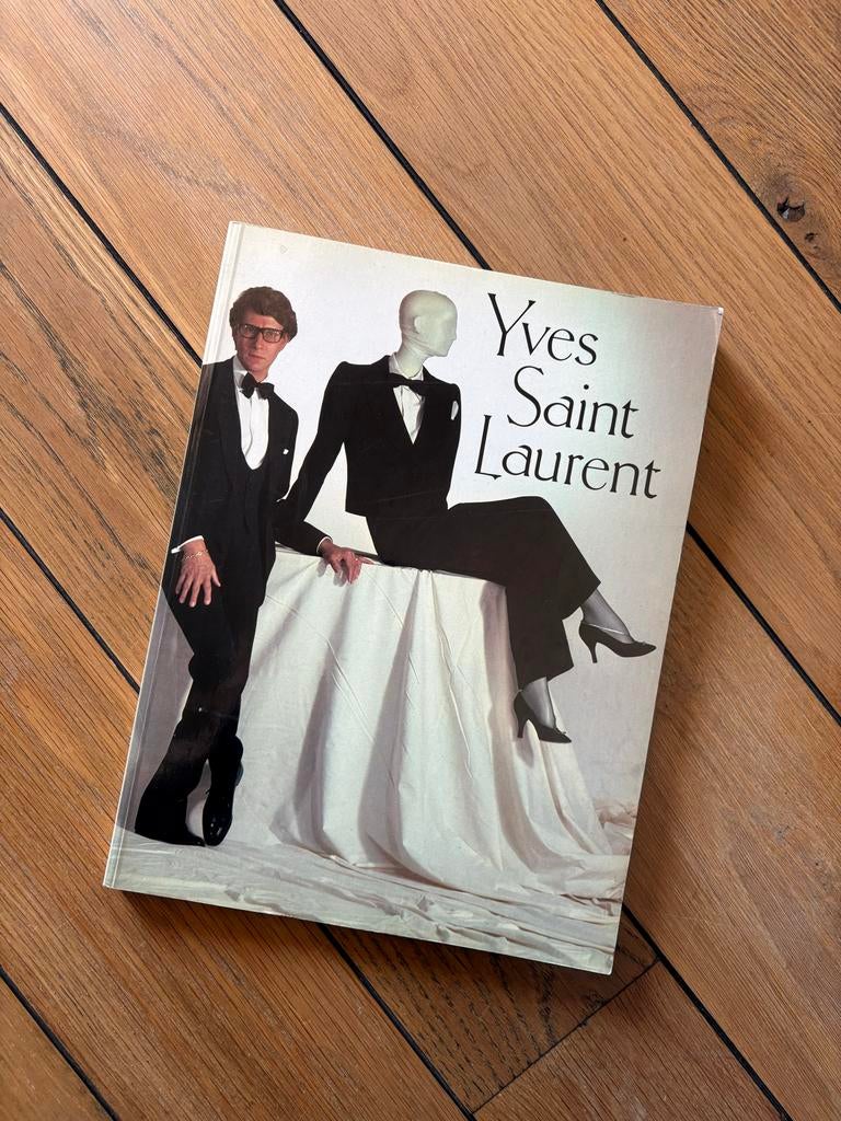 Yves Saint Laurent: Modeboek over de legendarische couturier, Boeken, Ophalen of Verzenden, Gelezen, Couturiers
