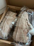 Nieuwe Uggs schoenen - Diverse kleuren en maten, Ophalen of Verzenden, Nieuw, Beige, Lage of Enkellaarzen