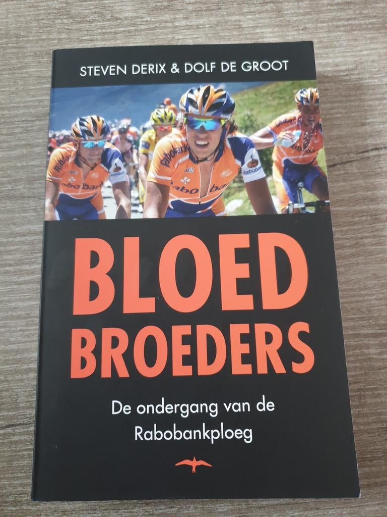 Bloedbroeders: De ondergang van de Rabobankploeg, Ophalen of Verzenden, Gelezen, Steven Derix & Dolf de Groot, Lopen en Fietsen